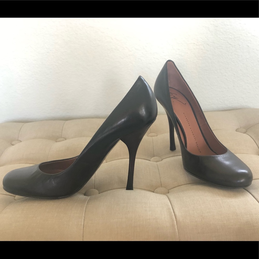 GIUSEPPE ZANOTTI Black Round Toe Pumps NWT 6.5